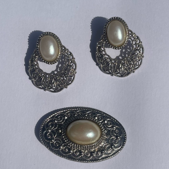 Feaux pearl and filigree and door knocker style earrings and brooch - Picture 5 of 7